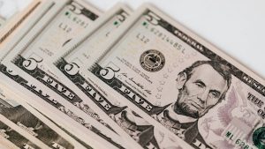 Dólar chegou a ser negociado a R$ 5,29 nesta terça-feira (23). Foto: Pexels