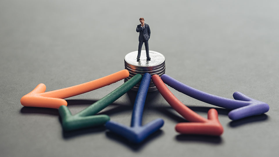 Boneco representando um homem com várias setas apontando direções ao redor