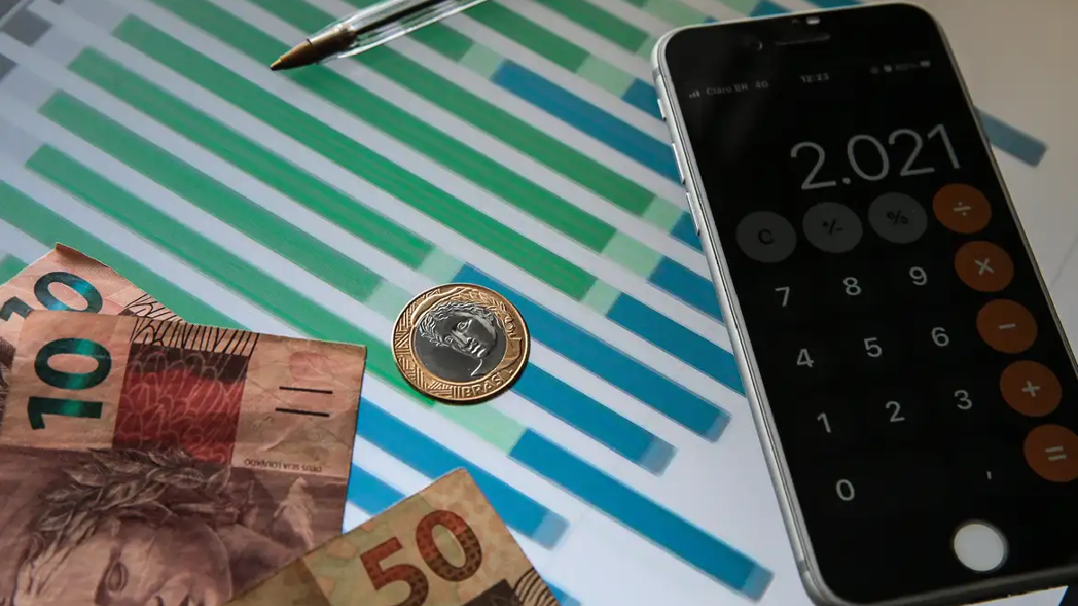 Mercado; Moedas e calculadora no celular. Foto: Marcello Casal Jr./Agência Brasil