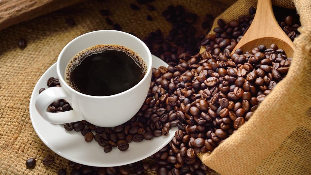 Xícara de café com grãos em volta. Foto: Pixabay