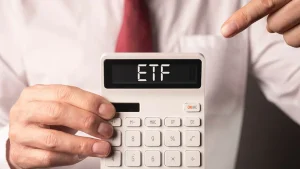 Palavra ETF escrita em uma calculadora. Foto: Adobe Stock