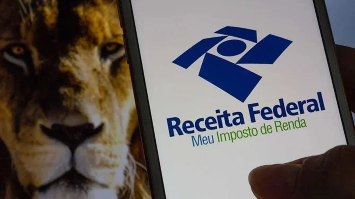 Leão de fundo com tela de celular no aplicativo da Receita Federal. Foto: Reprodução/Receita Federal