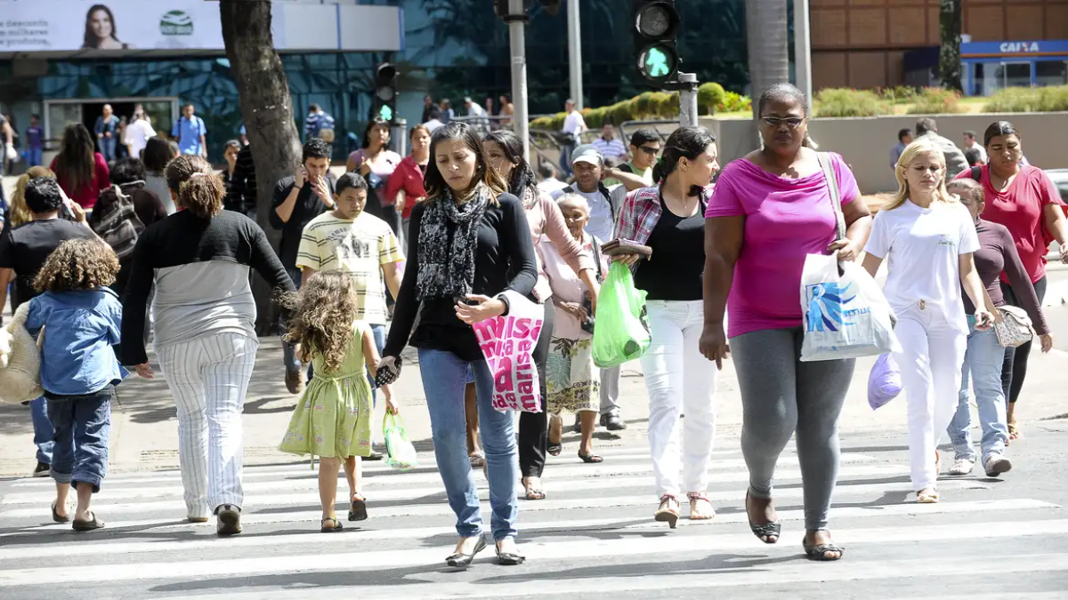 Pessoas andando pela rua. Foto: Wilson Dias/Agência Brasil