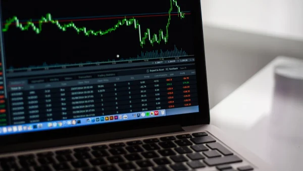 Laptop com gráfico de investimentos. Foto: Pixabay
