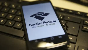 Celular com logo da Receita Federal na tela. Foto: Marcelo Casal Jr./Agência Brasil