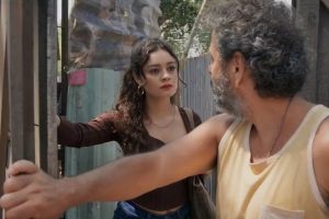 Gerluce (Sophie Charlotte) procura Joaquim (Marcos Palmeira) em
