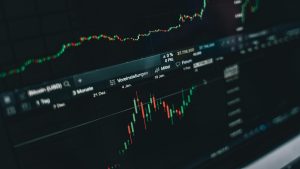 Mercados hoje: bolsa reabre pós feriado com noticiário político em foco. Foto: Pexels