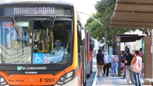 Pessoas no ponto de ônibus. Foto: Rovena Rosa/Agência Brasil