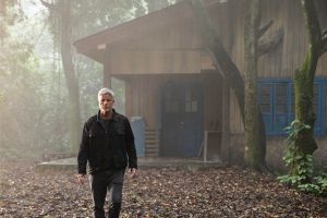 Foragido, Jaques (Marcello Novaes) chega a uma casa abandonada em Dona de Mim