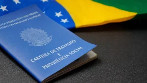 Carteira de trabalho com bandeira de trabalho junto. Foto: Adobe Stock