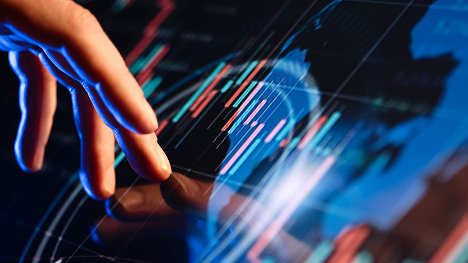 Tela com gráficos de investimentos. Foto: Adobe Stock