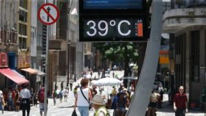 São Paulo SP 12/11/2023 Termometro marcando 39 graus na região da Praça da Sé. Foto: Paulo Pinto/Agência Brasil
