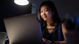 Mulheres na renda variável. Foto: Adobe Stock