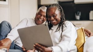 Casal de idosos utilizando tablet. Foto: Adobe Stock