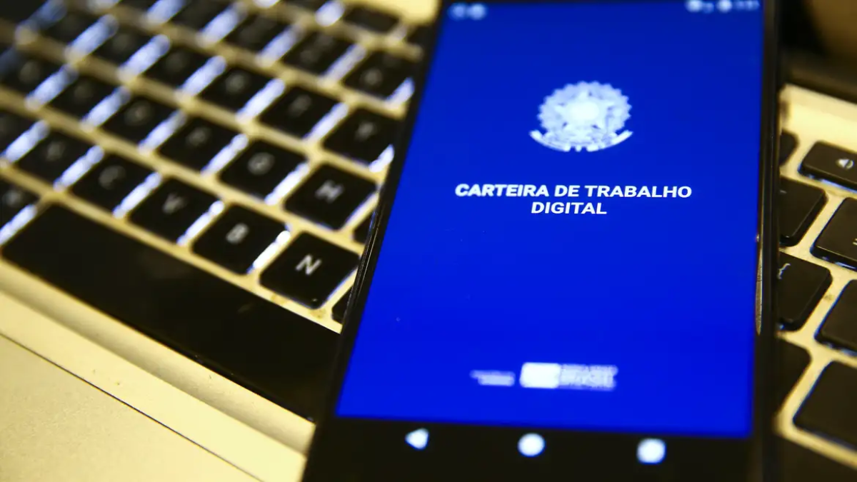 Celular com aplicativo da Carteira de Trabalho Digital aberto. Foto: Marcelo Camargo/Agência Brasil