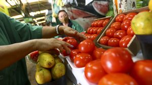Vendedores e frequentadores na Feira da Ceilândia. Foto: Marcelo Camargo/Agência Brasil