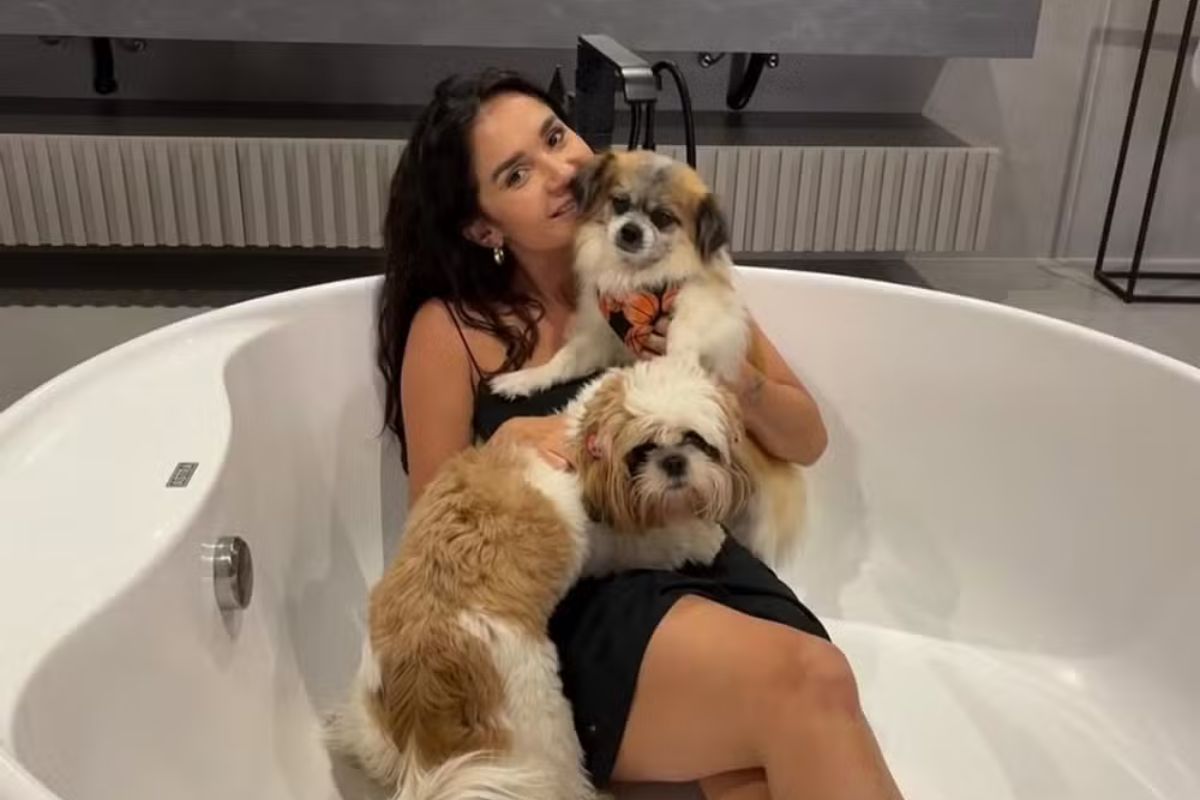 Gizelly Bicalho com cachorros de estimação