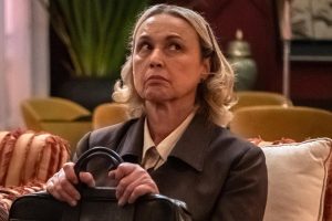 Helga (Kelzy Ecard) sendo assustadora em 'Três Graças'