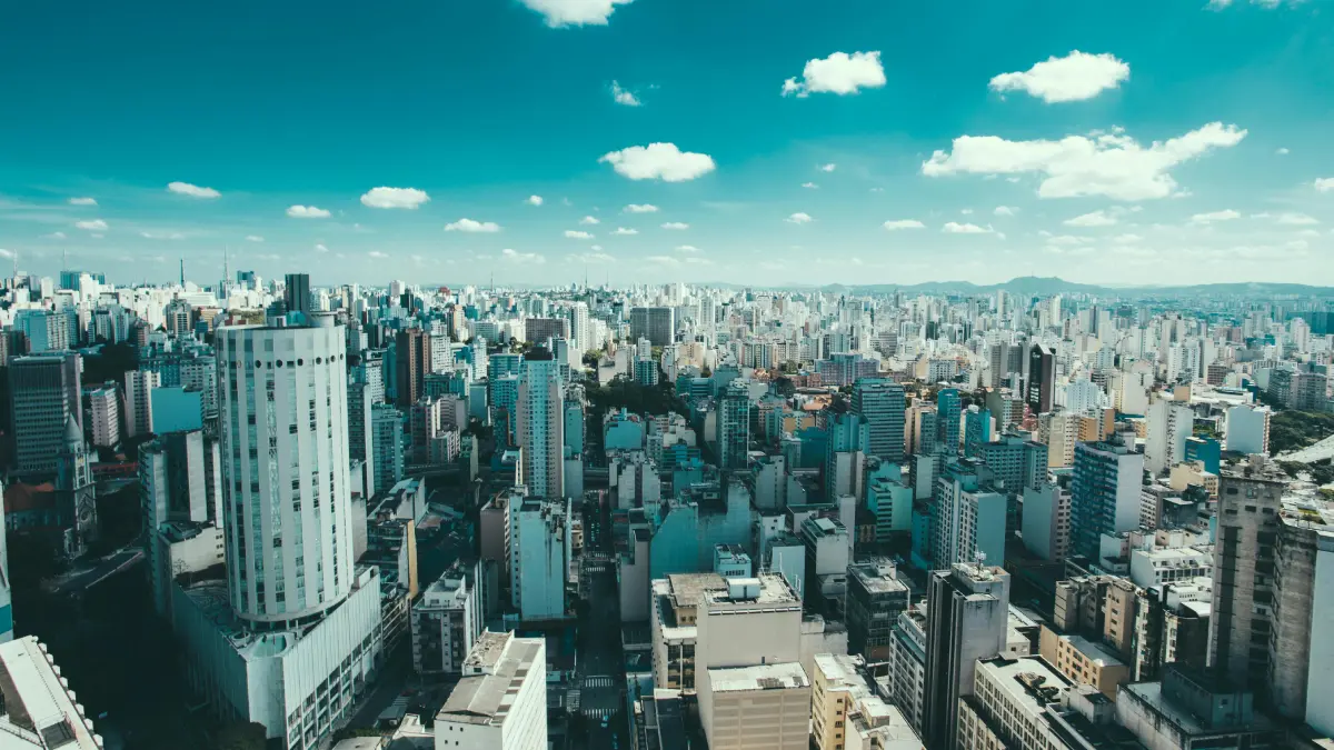 Vista do alto de prédios na cidade. Foto: Pexels