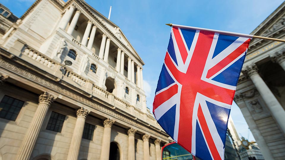 Bandeira da Inglaterra em frente ao Banco Central