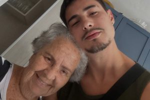 Danilo Mesquita com a avó