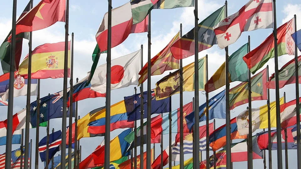 Bandeiras hasteadas de vários países onde as empresas estrangeiras vendem papéis de ações via BDR. Intercâmbio. Foto: Adobe Stock