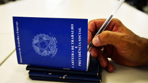 Carteira de trabalho. Foto: Marcello Casal Jr./Agência Brasil