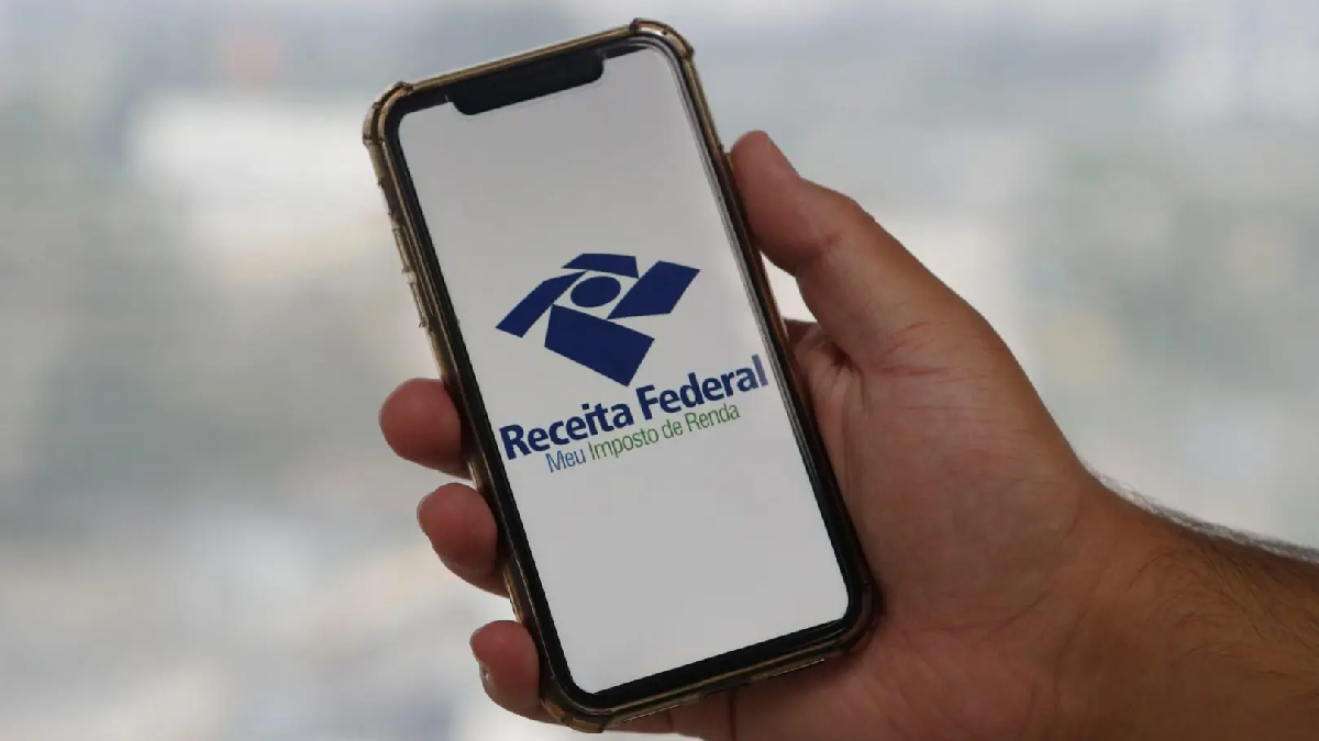 Celular com aplicativo Meu Imposto de Renda, da Receita Federal.