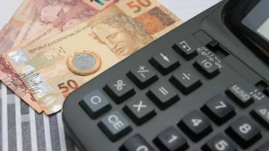 Calculadora e dinheiro. Foto: Marcello Casal/Agência Brasil