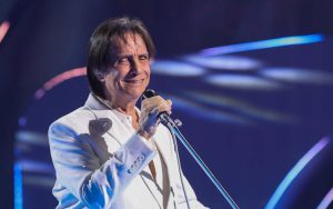 Roberto Carlos é internado para cirurgia