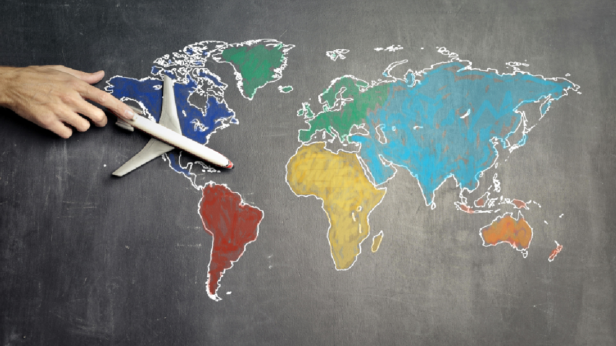 Avião sobre mapa mundi. Foto: Pexels