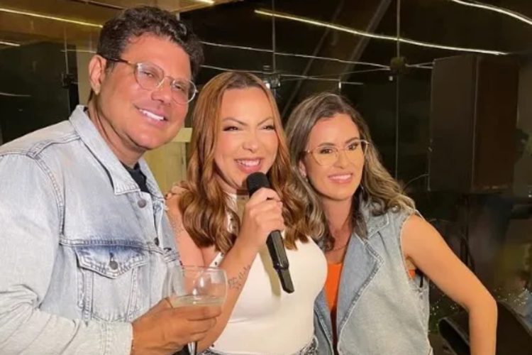 João Victor comemorou o aniversário de 45 anos junto da esposa e Laninha Show, em julho.