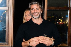 Jennifer Aniston abraça Jim Curtis em foto que subiu em seu Instagram