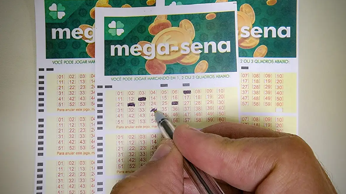 Mão preenchendo cartela de Mega-Sena. Foto: Rafa Neddermeyer/Agência Brasil