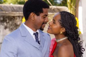 Tonho (Ronald Sotto) e Alika (Duda Santos) em A Nobreza do Amor