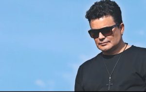 Renner pede orações após sumiço do helicóptero com Rick