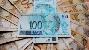 Nota de R$ 100 em cima de notas de R$ 50. Foto: Pixabay