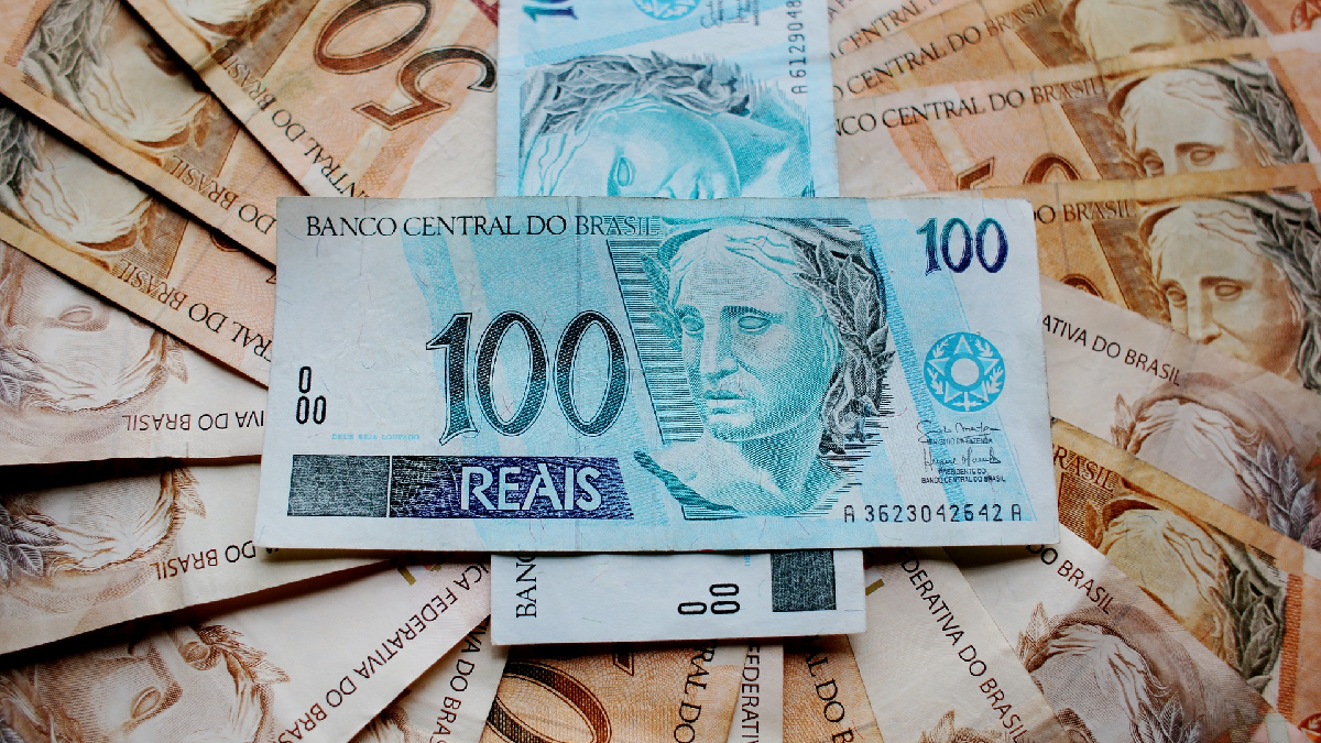 Nota de R$ 100 em cima de notas de R$ 50. Foto: Pixabay