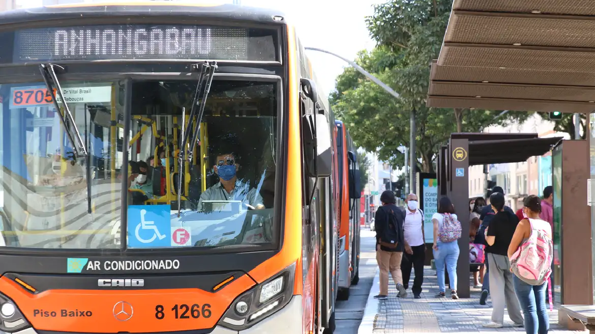 Pessoas no ponto de ônibus. Foto: Rovena Rosa/Agência Brasil