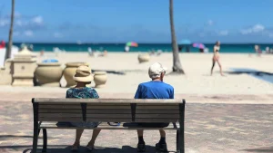 idosos na praia