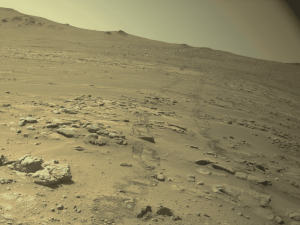 Imagem da superfície de Marte mostra terreno rochoso e marcas deixadas pelas rodas do rover Perseverance durante sua exploração.