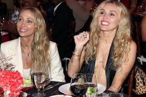 Miley com a mãe Tish Cyrus Purcell